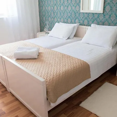 Апартаменты Family-friendly With Swimming Pool Kali, Ugljan - 14116 Кали