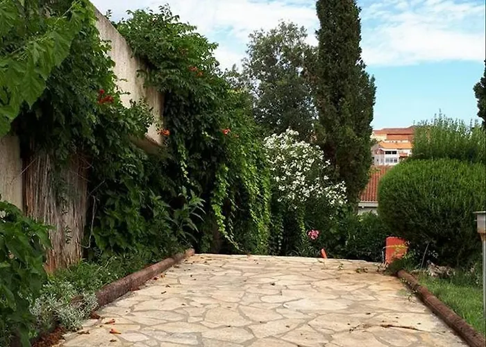 Апартаменты Family-friendly With Swimming Pool Kali, Ugljan - 14116